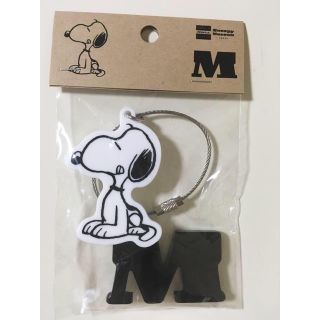 Snoopy スヌーピーミュージアム イニシャルキーホルダー Mの通販 ラクマ