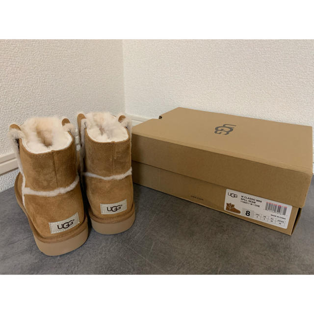 UGG(アグ)の新品未使用　UGG クラシック　ミニ　スピルシーム　ムートンブーツ レディースの靴/シューズ(ブーツ)の商品写真