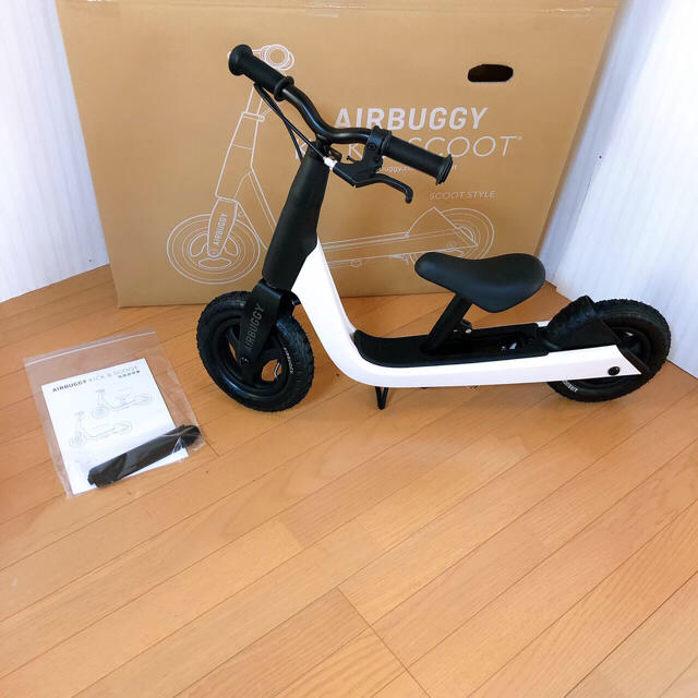 AIRBUGGY(エアバギー)の新品 エアバギー キックスクーター キッズバイク ホワイト ストライダー キッズ/ベビー/マタニティの外出/移動用品(三輪車)の商品写真