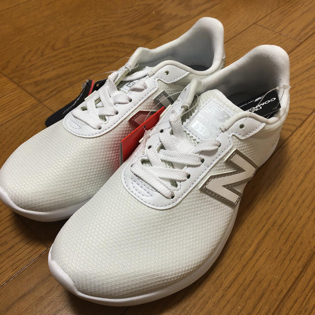 New Balance(ニューバランス)のNew balance(白/銀)【Lady’s /23.5/新品】 レディースの靴/シューズ(スニーカー)の商品写真