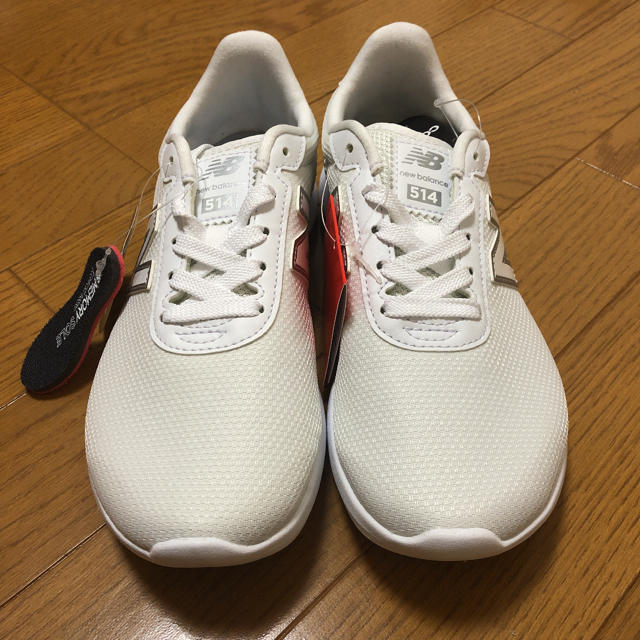 New Balance(ニューバランス)のNew balance(白/銀)【Lady’s /23.5/新品】 レディースの靴/シューズ(スニーカー)の商品写真