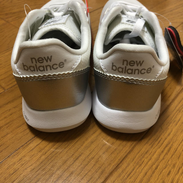 New Balance(ニューバランス)のNew balance(白/銀)【Lady’s /23.5/新品】 レディースの靴/シューズ(スニーカー)の商品写真