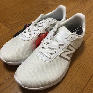 ニューバランス(New Balance)のNew balance(白/銀)【Lady’s /23.5/新品】(スニーカー)