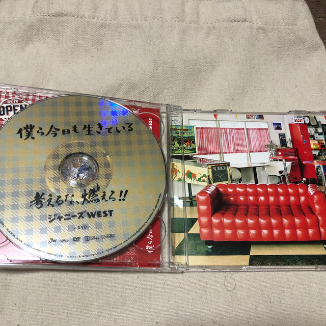 ジャニーズWEST(ジャニーズウエスト)の僕ら今日も生きている/考えるな、燃えろ！！（初回盤A） エンタメ/ホビーのCD(ポップス/ロック(邦楽))の商品写真