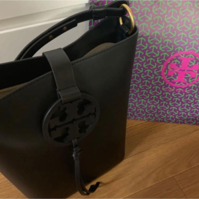 Tory Burch(トリーバーチ)の新品　トリーバーチ 本革バケツバッグ　ブラック レディースのバッグ(ショルダーバッグ)の商品写真