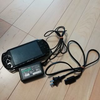 プレイステーションポータブル(PlayStation Portable)のPSP―1000 ジャンク 充電器付(携帯用ゲーム機本体)