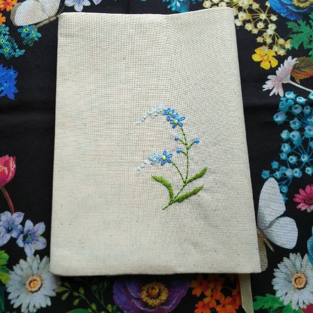 ブックカバー ハンドメイド 文庫本 忘れな草 ワスレナグサ 刺繍の通販 By ヒスイ S Shop ラクマ