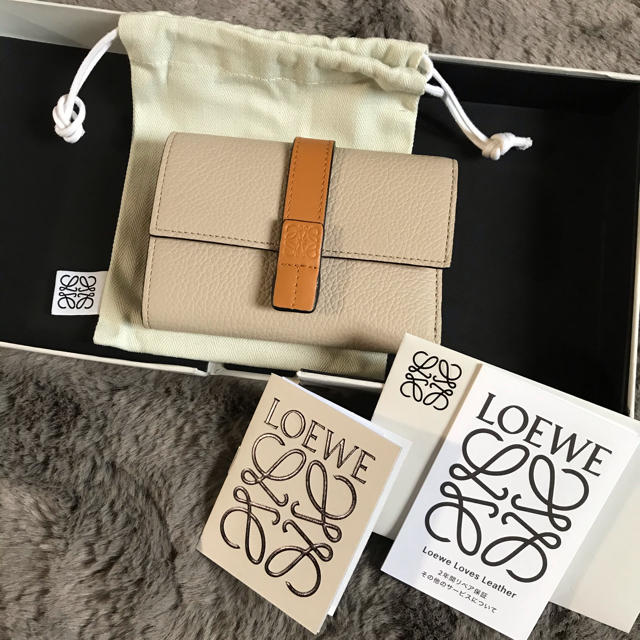 本日のみ限定価格！LOEWE スモールバーティカルウォレット