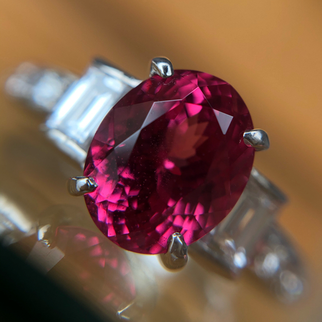 ⭐️ハイジュエリー⭐️ネオンのピンキッシュレッドスピネル　大粒1.7ct レディースのアクセサリー(リング(指輪))の商品写真