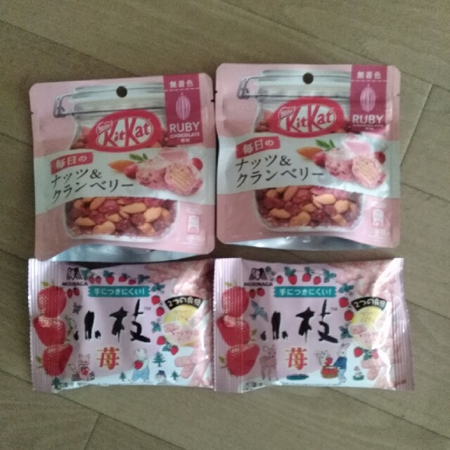 Nestle(ネスレ)のキットカット　小枝いちご　４個セット 食品/飲料/酒の食品(菓子/デザート)の商品写真