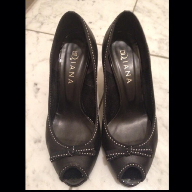 DIANA(ダイアナ)のDIANA 黒 ステッチリボン レディースの靴/シューズ(ハイヒール/パンプス)の商品写真