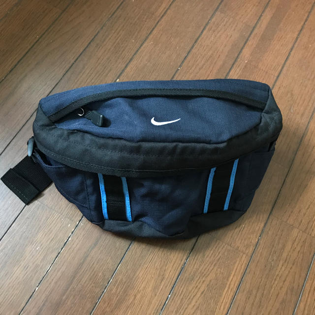 NIKE(ナイキ)のボディバッグ　ウエストポーチ　NIKE レディースのバッグ(ボディバッグ/ウエストポーチ)の商品写真