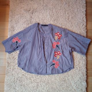 ザラ(ZARA)のzara刺繍ストライプシャツ(シャツ/ブラウス(半袖/袖なし))