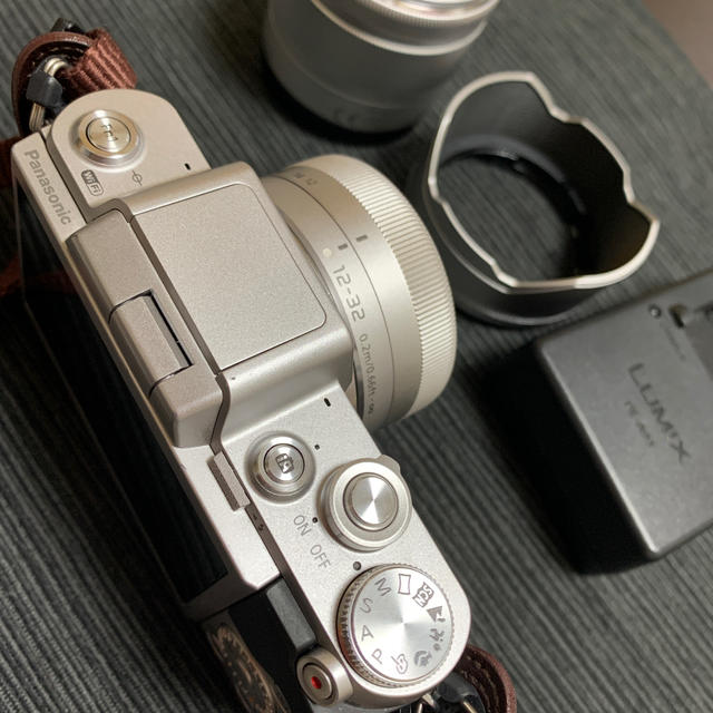 Panasonic Lumix DMC-GF7Wと専用ストラップ 1