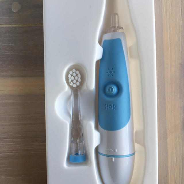 ベビー 用電動歯ブラシ　未使用ブラシ1本つき キッズ/ベビー/マタニティの洗浄/衛生用品(歯ブラシ/歯みがき用品)の商品写真