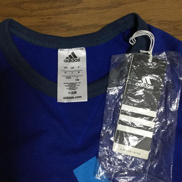 adidas(アディダス)のadidas 長袖トレーナー　140cm   未使用 キッズ/ベビー/マタニティのキッズ服男の子用(90cm~)(Tシャツ/カットソー)の商品写真