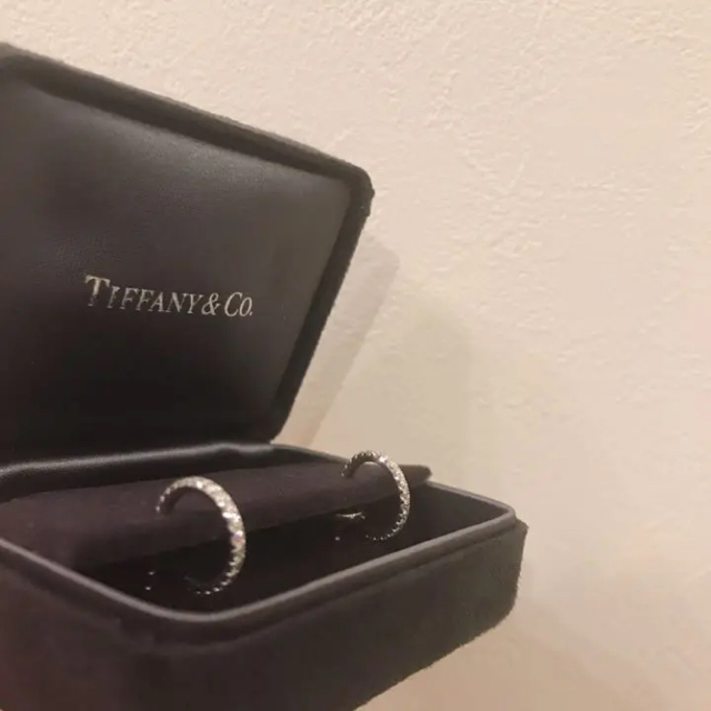 Tiffany & Co.(ティファニー)の今夜から朝までティファニー　メトロ　フープピアス　wg K18 レディースのアクセサリー(ピアス)の商品写真