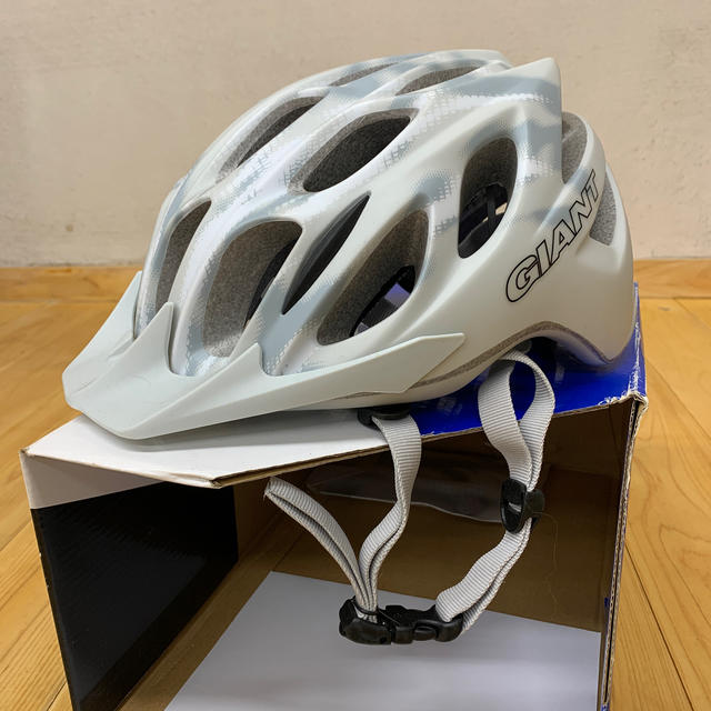 ジャイアント　自転車ヘルメット　REALM  スポーツ/アウトドアの自転車(ウエア)の商品写真