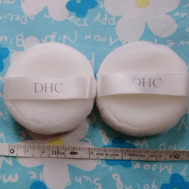DHC(ディーエイチシー)のDHCパウダーパフ 2個セットです。 コスメ/美容のベースメイク/化粧品(その他)の商品写真