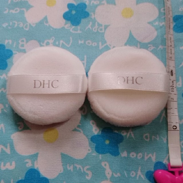 DHC(ディーエイチシー)のDHCパウダーパフ 2個セットです。 コスメ/美容のベースメイク/化粧品(その他)の商品写真