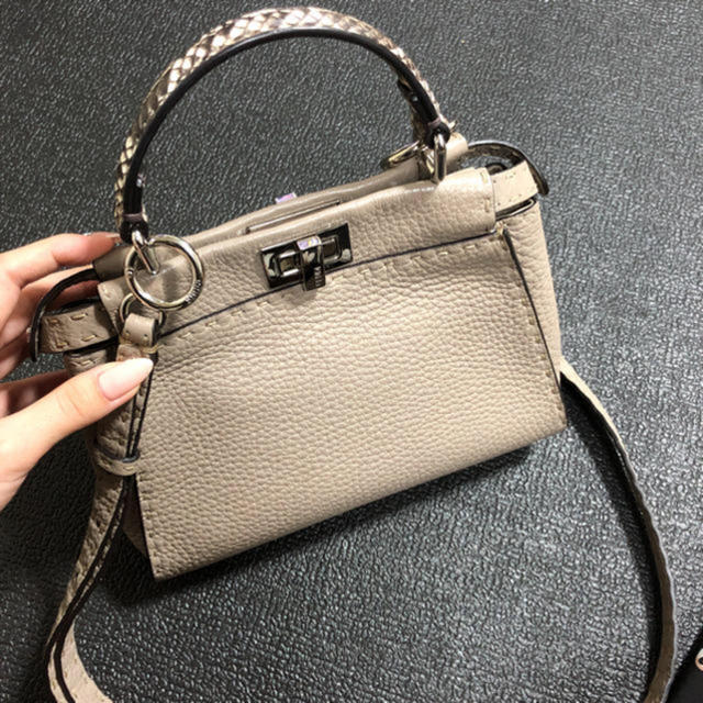 FENDI(フェンディ)のフェンティピーカブー レディースのバッグ(ハンドバッグ)の商品写真