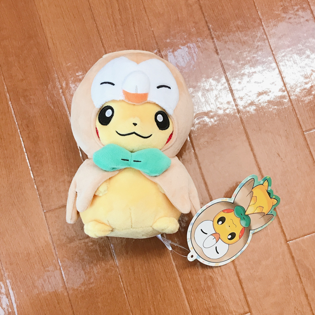 ポケモン - モクローのポンチョを着たピカチュウ ぬいぐるみの ポケモン - モクローのポンチョを着たピカチュウ ぬいぐるみの