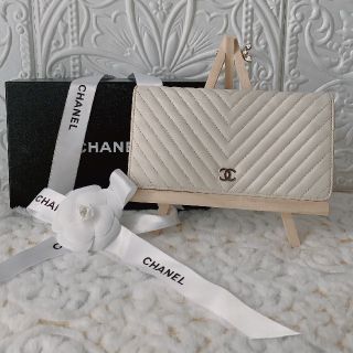 シャネル(CHANEL)のCHANEL 正規品 シェブロン Vステッチ 2つ折り財布 アイボリー(財布)