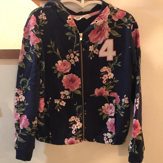 H&M(エイチアンドエム)のH&M キッズ 女の子 花柄 裏起毛 パーカー 150 キッズ/ベビー/マタニティのキッズ服女の子用(90cm~)(ジャケット/上着)の商品写真