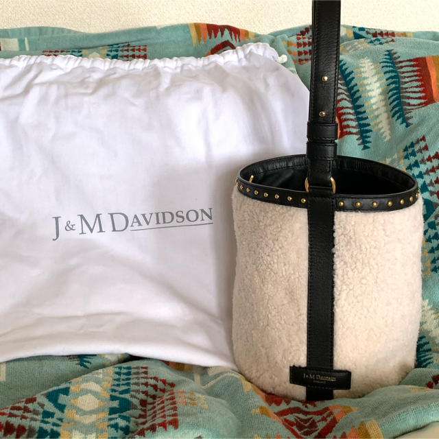 J&M DAVIDSON(ジェイアンドエムデヴィッドソン)の【値下げ】J&M DAVIDSON mini JOY ファー レディースのバッグ(ハンドバッグ)の商品写真
