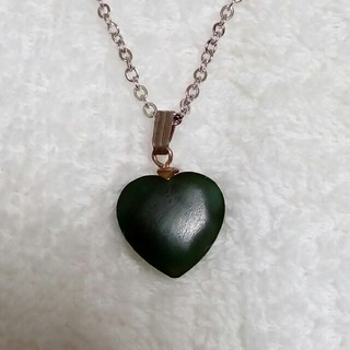 ダークグリーン　緑の石　ハート　ペンダント　ネックレス(ネックレス)