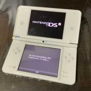 ニンテンドウ(任天堂)のNintendoDSiLL ホワイト本体＋充電ケーブル 中古品【即購入OK】(携帯用ゲーム機本体)