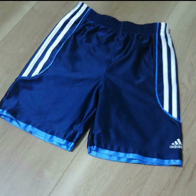 adidas(アディダス)のsize５ adidasハーフパンツ キッズ/ベビー/マタニティのキッズ服男の子用(90cm~)(パンツ/スパッツ)の商品写真