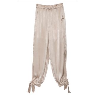 アメリヴィンテージ(Ameri VINTAGE)のAmeri未使用SHINY ANKLE RIBBON PANTS/ベージュ(M)(カジュアルパンツ)