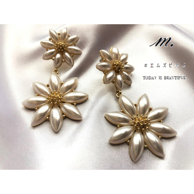 Ameri VINTAGE(アメリヴィンテージ)の【ラスト1点】新品インポート♡ダブル フラワー パール ピアス レディースのアクセサリー(ピアス)の商品写真