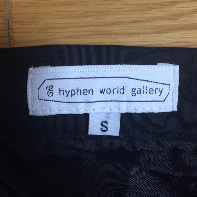 E hyphen world gallery(イーハイフンワールドギャラリー)の黒 膝丈 スカート レディースのスカート(ひざ丈スカート)の商品写真