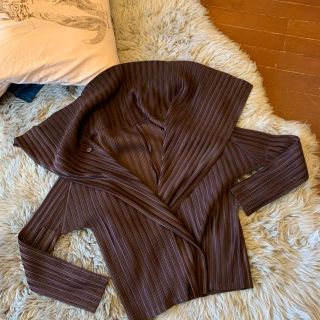 プリーツプリーズイッセイミヤケ(PLEATS PLEASE ISSEY MIYAKE)のイッセイミヤケ　プリーツプリーズ　濃茶の羽織り(ノーカラージャケット)