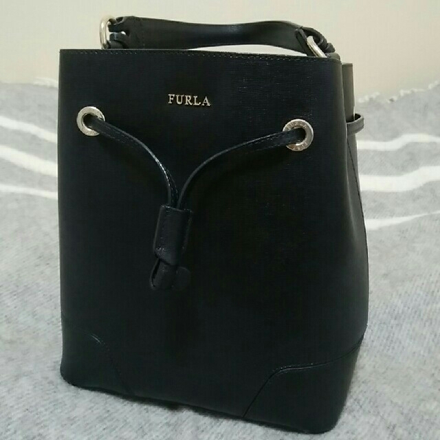 【美品】FURLA フルラ ステイシー バケツ型巾着バッグ 黒