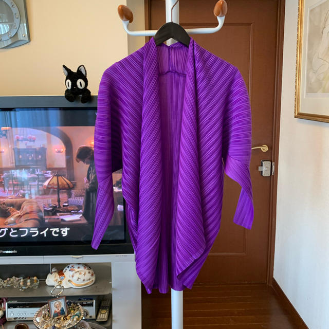 PLEATS PLEASE ISSEY MIYAKE(プリーツプリーズイッセイミヤケ)のイッセイミヤケ　プリーツプリーズ　紫色　光沢のある綺麗な羽織り　 レディースのトップス(カーディガン)の商品写真