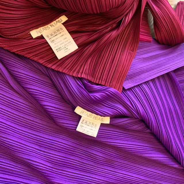 PLEATS PLEASE ISSEY MIYAKE(プリーツプリーズイッセイミヤケ)のイッセイミヤケ　プリーツプリーズ　紫色　光沢のある綺麗な羽織り　 レディースのトップス(カーディガン)の商品写真