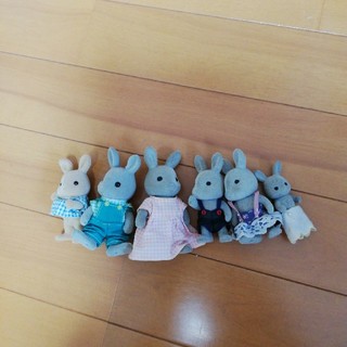 送料込み☆シルバニアファミリー昔のウサギ家族人形6人セット(キャラクターグッズ)