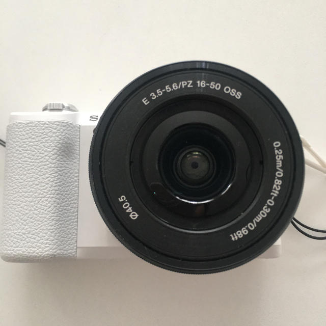 SONY(ソニー)の【今月末まで】SONY α5100 ホワイト スマホ/家電/カメラのカメラ(ミラーレス一眼)の商品写真