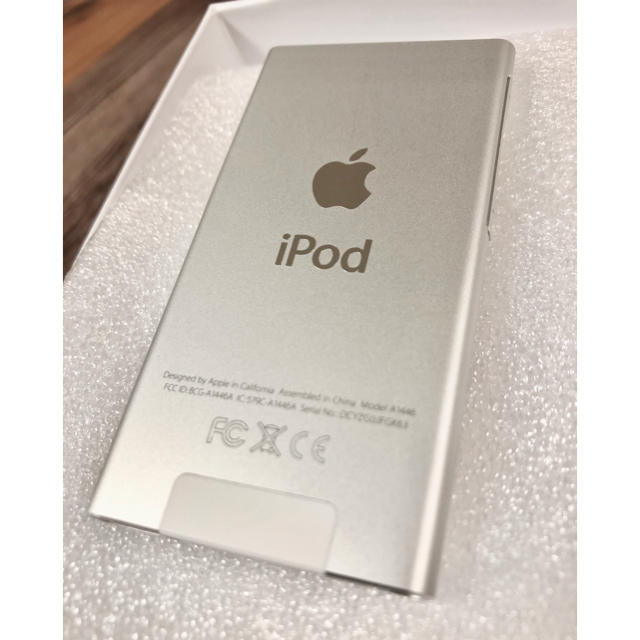 Apple(アップル)の★新品★ 第7世代 iPod nano（シルバー）★保証付★ スマホ/家電/カメラのオーディオ機器(ポータブルプレーヤー)の商品写真