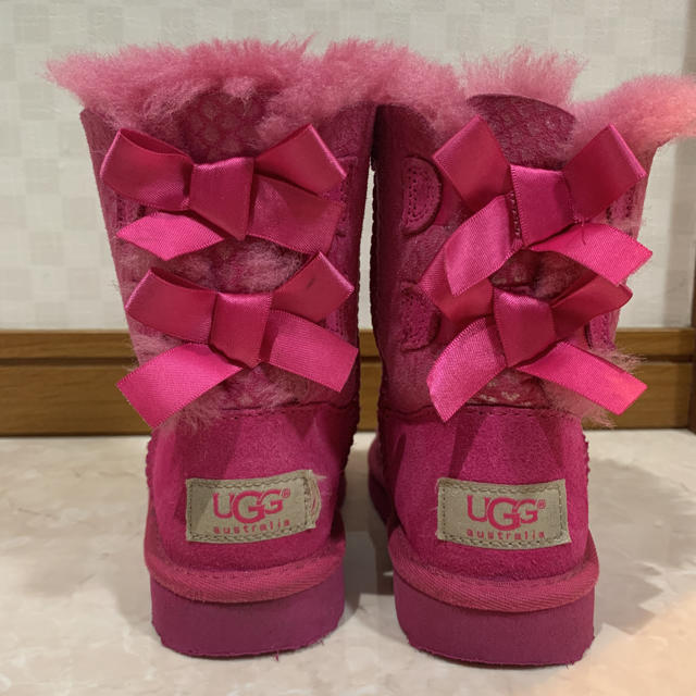 UGG(アグ)のお値下げ☆UGGアグ１６cm  リボンブーツ　uggブーツ キッズ/ベビー/マタニティのキッズ靴/シューズ(15cm~)(ブーツ)の商品写真