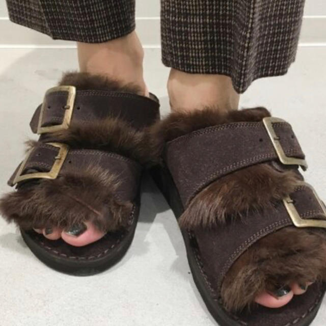 L'Appartement DEUXIEME CLASSE(アパルトモンドゥーズィエムクラス)のL'Appartement カミナンド FUR SANDAL/ブラウン(38) レディースの靴/シューズ(サンダル)の商品写真