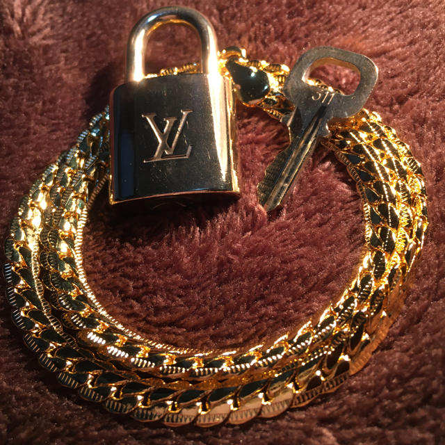 LOUIS VUITTON(ルイヴィトン)のルイヴィトン南京錠　18KGFネックレス付き メンズのアクセサリー(ネックレス)の商品写真