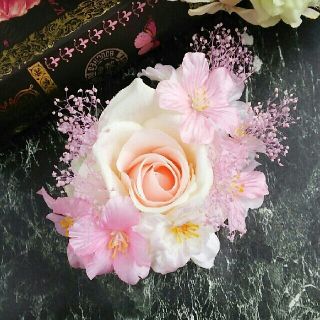 ✨🌸クリームオレンジ薔薇と満開の桜のコサージュ🌸✨No.235(コサージュ/ブローチ)