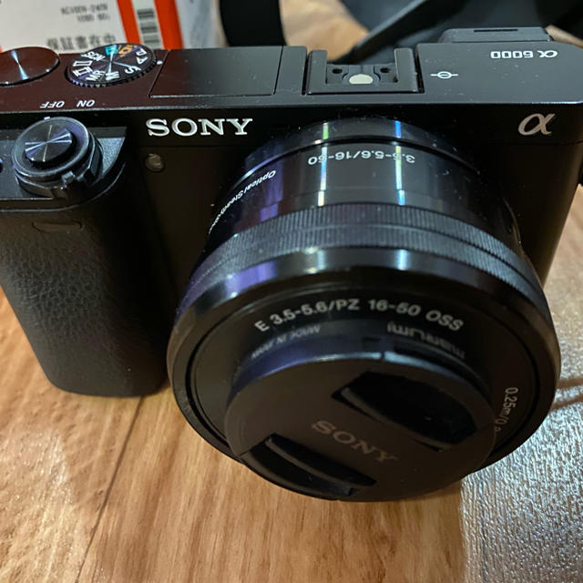 SONY(ソニー)の【おまけ多数】ＳＯＮＹ α6000 ズームレンズキット＋SDカード＋おまけ付き スマホ/家電/カメラのカメラ(ミラーレス一眼)の商品写真