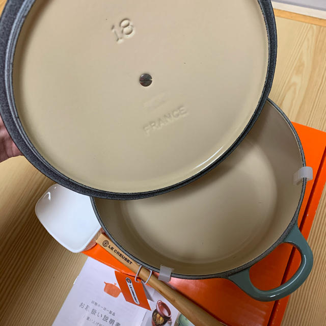 LE CREUSET(ルクルーゼ)の【ゲリラSALE!!】ル・クルーゼ　鍋 18cm スパチュラセット インテリア/住まい/日用品のキッチン/食器(鍋/フライパン)の商品写真