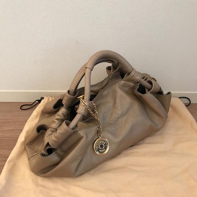 美品 ロエベ LOEWE ナッパアイレ チャームつき 在庫処分セール 49.0