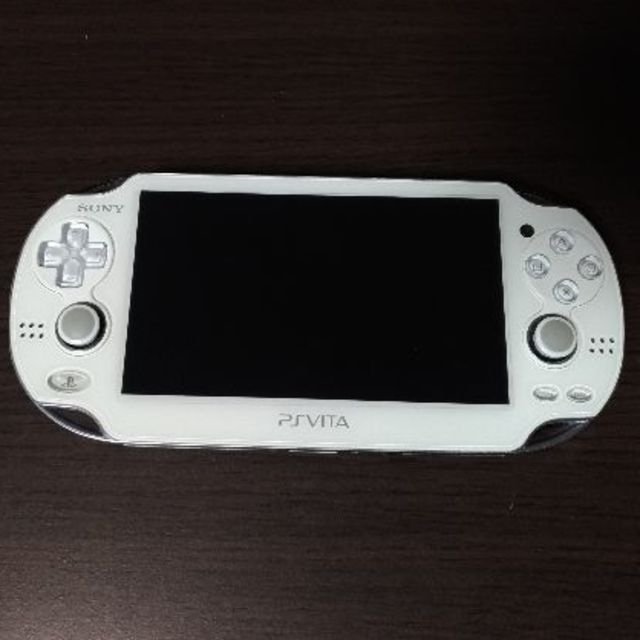 PlayStation Vita(プレイステーションヴィータ)のPS VITA PCH1100 (メモリーカード8G、ケース付） エンタメ/ホビーのゲームソフト/ゲーム機本体(携帯用ゲーム機本体)の商品写真